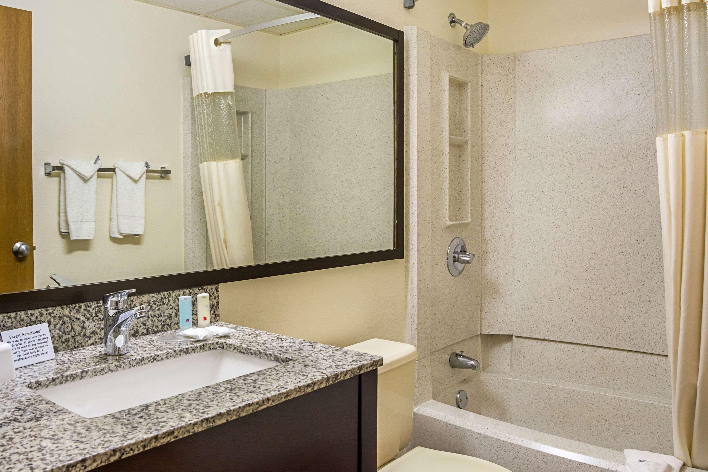 Quality Inn & Suites Clackamas - Portland Exterior foto